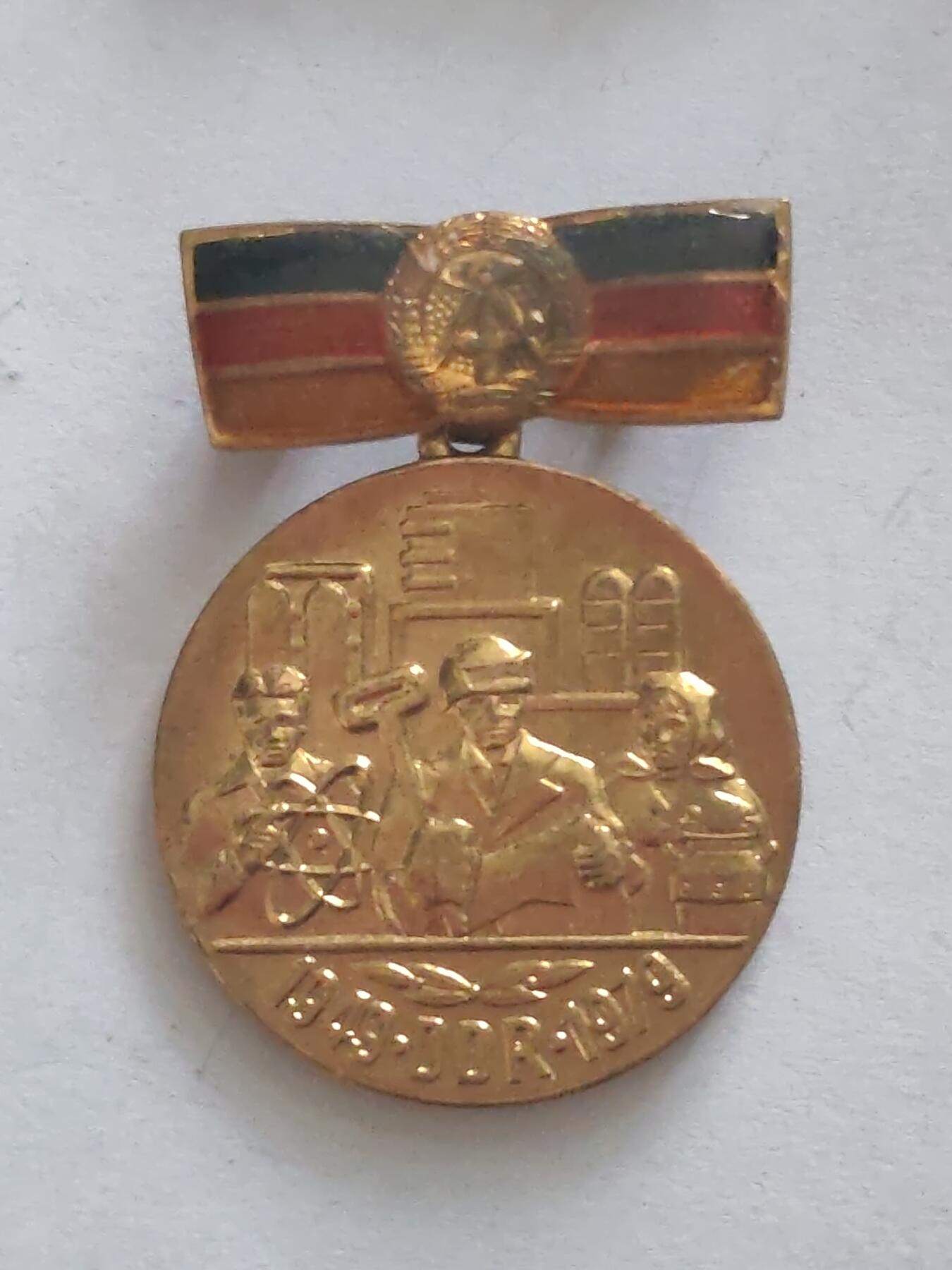 荷兰第128期勋赏拍卖 民主德国建国三十周年纪念奖章