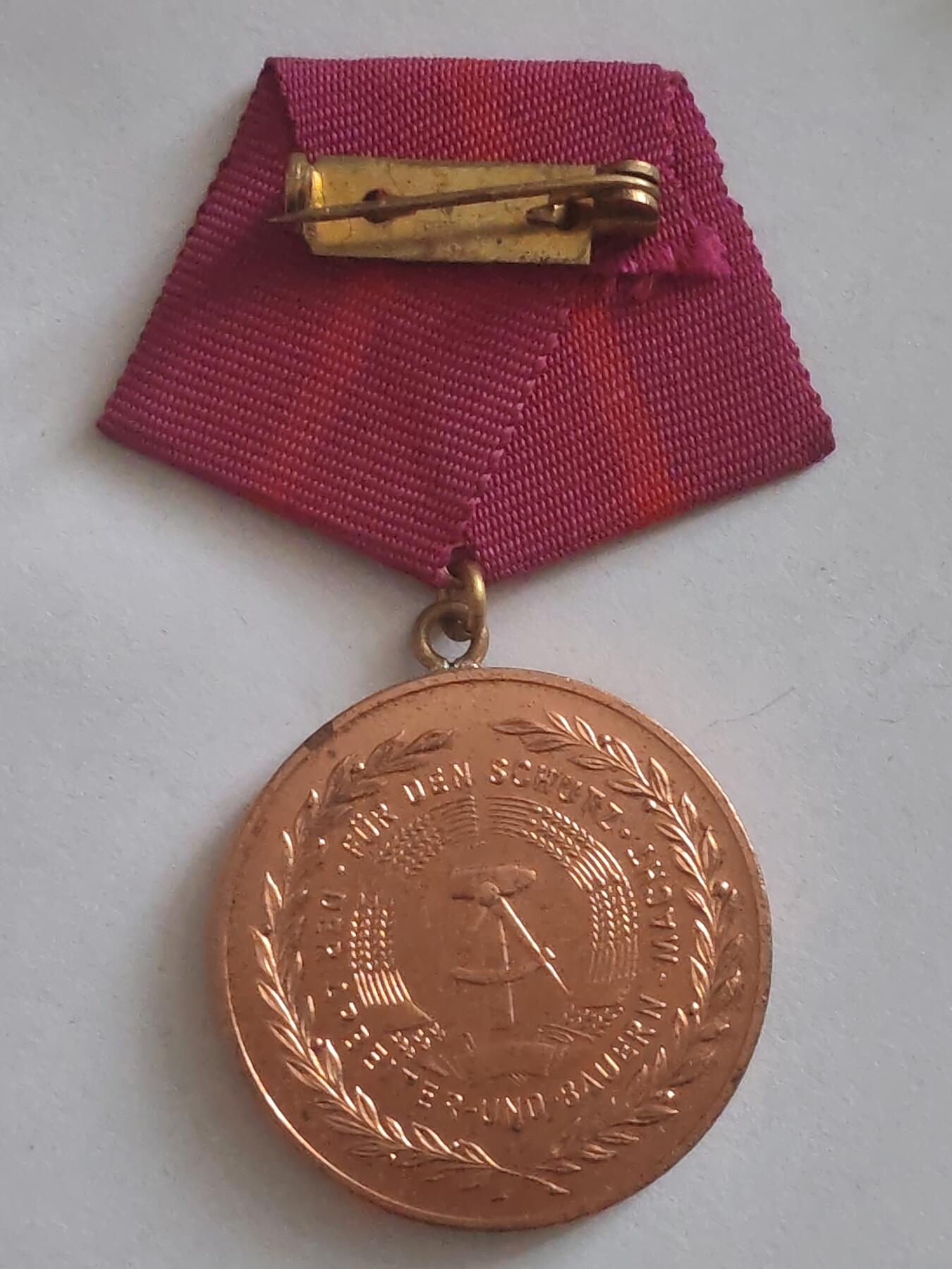 荷兰第128期勋赏拍卖 民主德国铜级民防忠诚服务奖章