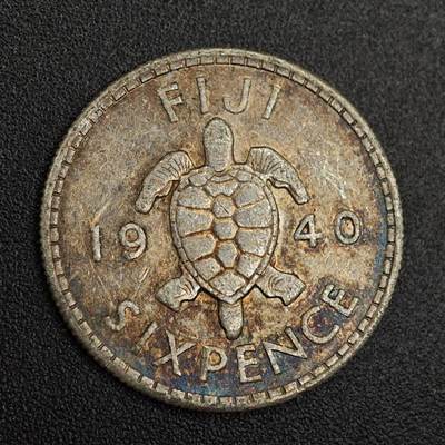 【淘币小摊】实时拍第七百九十一拍   散币纸币套币场   满百包邮可预留二周 每周一统一发货   - 斐济1940年乔治六世6便士银币