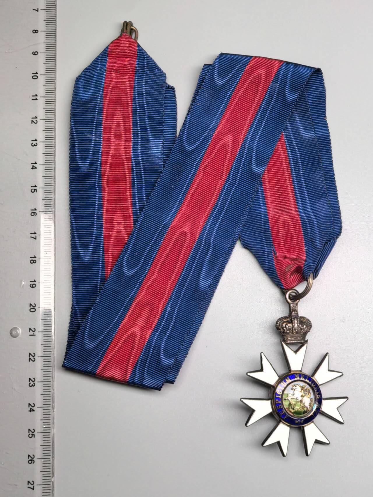 小驴勋章奖章收藏11月8日周六晚6点拍卖（珍爱和平，收藏战争，铭记历史，勿忘国耻，忠党爱国。有偿代拍，送拍规则在简介最后，参拍须阅读规则后再参拍，关系到运费包装发货时效真假辨别等关键信息，拍卖时不再发原图，看大图店主微信码在最后拍品里） 英国三等爵士颈授最卓越的圣米切尔及圣乔治勋章带盒（The Most Distinguished Order of Saint Michael and Saint George），银质镀金珐琅，屠龙屠鬼珐琅是镶嵌在一个类似球状的整体上会同时晃动，屠龙一面白马前后腿有非常小的白色修补痕迹（图中颜色有一定区别可识别），少见