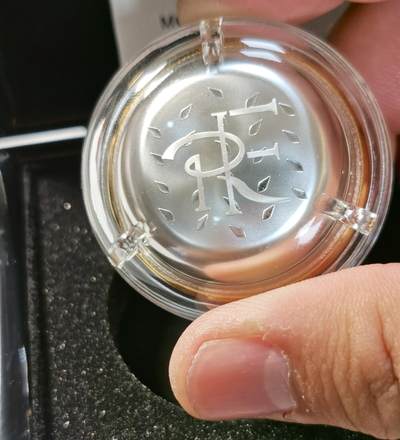 甄臻铺-世界币章拍卖（第38期）立冬小精品场，送拍享返佣金等优惠多多 法国2023年 法兰西瑰宝系列 甜点马卡龙小圆饼形银币 面值20欧元 1盎司999银 发行量仅5000枚 获克劳斯2024年度最佳创意币大奖 盒证齐全