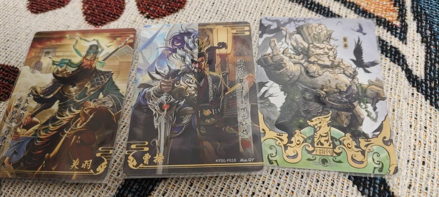 秋原瞳的小店第二十八期（持续收拍，深夜入冬的稀雨，总是静寂的……） 卡游三国一周年特辣董卓➕流芳传韵曹操关羽，这张曹操非常哇塞，实物