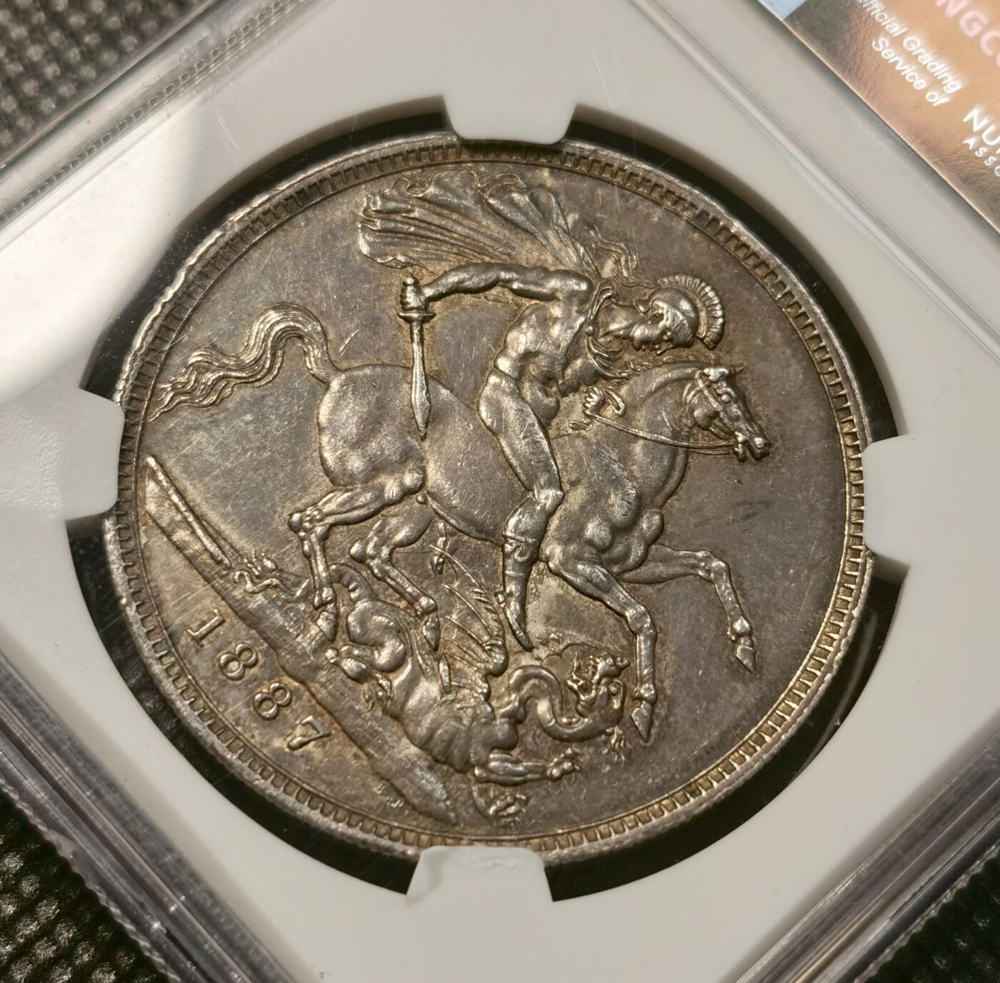 甄臻铺-世界币章拍卖（第38期）立冬小精品场，送拍享返佣金等优惠多多 NGC-AU55 1887年英国高冠马剑，包浆很炫很厚，影响评分了