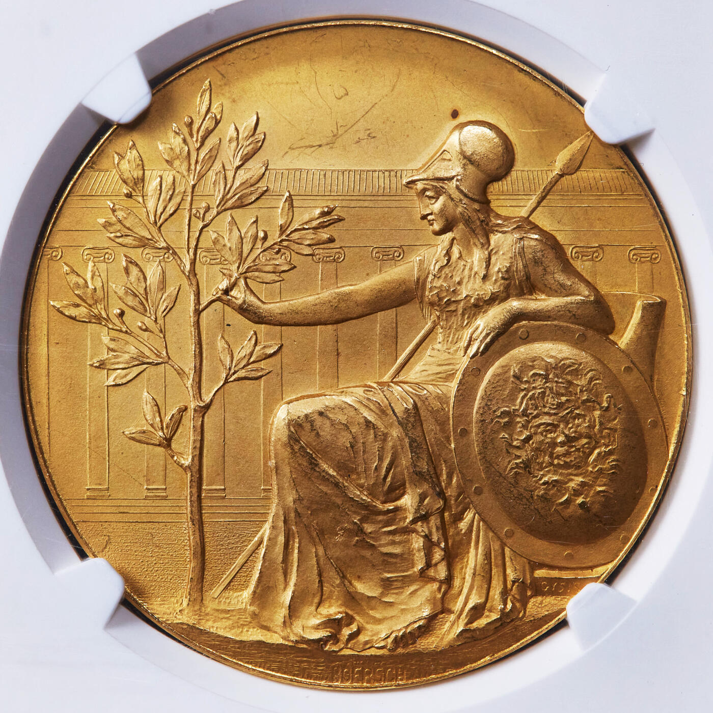 【俄甄集藏】2025年(044)11-12星期三晚 19:30 全场包邮 德国巴伐利亚1905年雅典娜坐像慕尼黑艺术合作社金质奖章，NGC MS64，雕刻家A·博尔舍作品，正面希腊神话智慧女神雅典娜戎装像，伸手触碰象征“艺术与和平”的橄榄树，背面橄榄枝环绕的铭牌上刻有获奖者姓名“费南德·赫诺夫”，外圈文字为慕尼黑国际艺术展，重37.97克，稀有品种