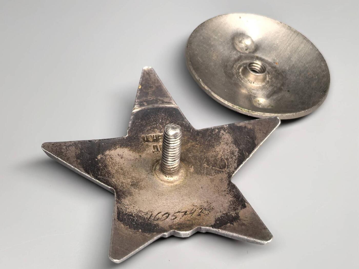 小驴勋章奖章收藏11月8日周六晚6点拍卖（珍爱和平，收藏战争，铭记历史，勿忘国耻，忠党爱国。有偿代拍，送拍规则在简介最后，参拍须阅读规则后再参拍，关系到运费包装发货时效真假辨别等关键信息，拍卖时不再发原图，看大图店主微信码在最后拍品里）