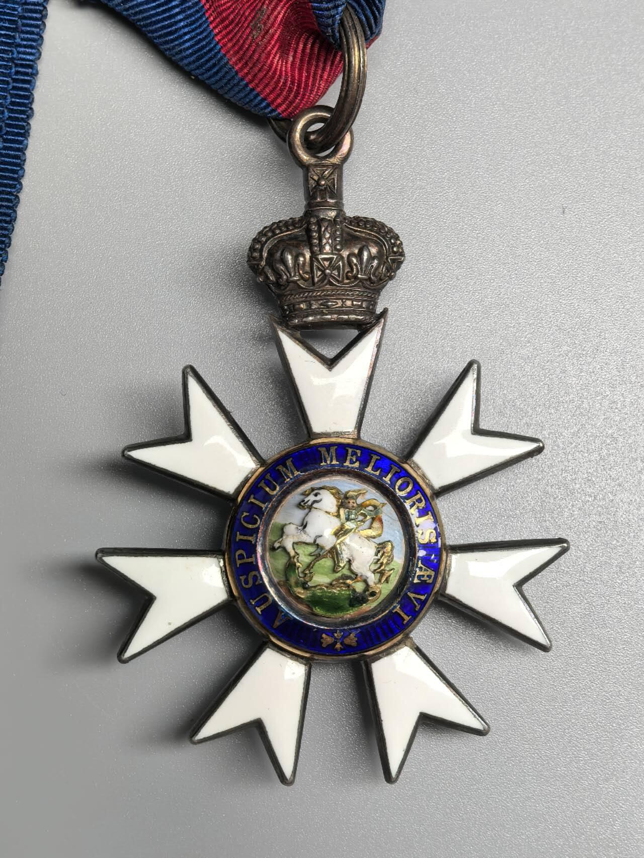 小驴勋章奖章收藏11月8日周六晚6点拍卖（珍爱和平，收藏战争，铭记历史，勿忘国耻，忠党爱国。有偿代拍，送拍规则在简介最后，参拍须阅读规则后再参拍，关系到运费包装发货时效真假辨别等关键信息，拍卖时不再发原图，看大图店主微信码在最后拍品里） 英国三等爵士颈授最卓越的圣米切尔及圣乔治勋章带盒（The Most Distinguished Order of Saint Michael and Saint George），银质镀金珐琅，屠龙屠鬼珐琅是镶嵌在一个类似球状的整体上会同时晃动，屠龙一面白马前后腿有非常小的白色修补痕迹（图中颜色有一定区别可识别），少见