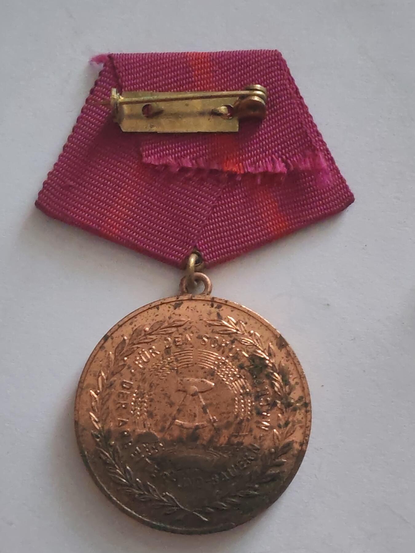 荷兰第128期勋赏拍卖 民主德国铜级民防忠诚服务奖章