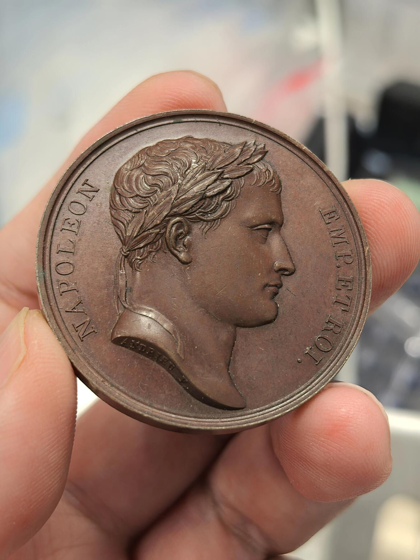 博洋堂“物美丰成”11月精品专场暨第145期（全场包邮） 拿破仑军团荣誉铜章，作者Andrieu.Depaulis，一位少女坐在墓碑旁哀悼，膝上放着一本书，直径40mm，重量38克，品相相当不错。