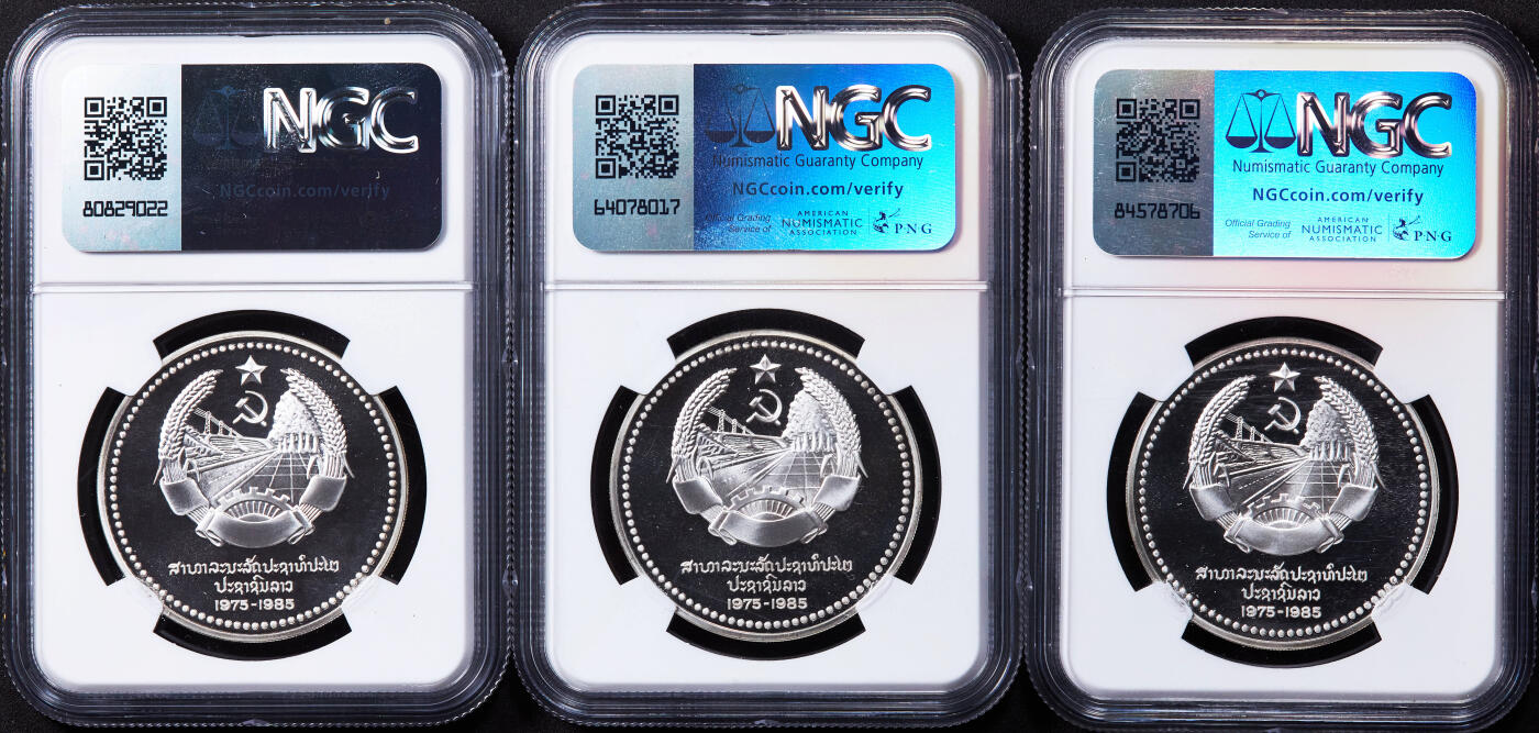 【俄甄集藏】2025年(044)11-12星期三晚 19:30 全场包邮 老挝1985年纪念民主共和10周年50基纳精制大银币3枚一组，丰沙湾罐子谷平原/神庙建筑群/尖顶佛塔，NGC PF68UC，单枚重38.2克，90%银，发行量均为2000枚，名誉品种，设计赏心悦目