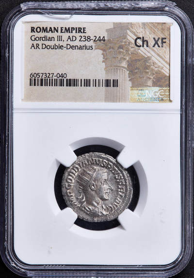 【俄甄集藏】2025年(044)11-12星期三晚 19:30 全场包邮 - 古罗马帝国公元240年夏季戈尔迪安三世双第纳尔和谐女神银币，NGC ChXF，罗马造币厂打制，正面皇帝戈尔迪安三世戴芒冠头像，背面和谐女神手持丰饶角与祭盘坐像，直径22mm，盒体有破损，见详图