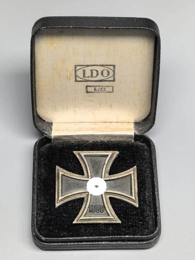 小驴勋章奖章收藏11月8日周六晚6点拍卖（珍爱和平，收藏战争，铭记历史，勿忘国耻，忠党爱国。有偿代拍，送拍规则在简介最后，参拍须阅读规则后再参拍，关系到运费包装发货时效真假辨别等关键信息，拍卖时不再发原图，看大图店主微信码在最后拍品里） - d3双标EKI带印L/52标LDO盒（C.F. Zimmermann Pforzheim），铁质核心黑漆，别杆背打L/52、20双标，品如图，少见