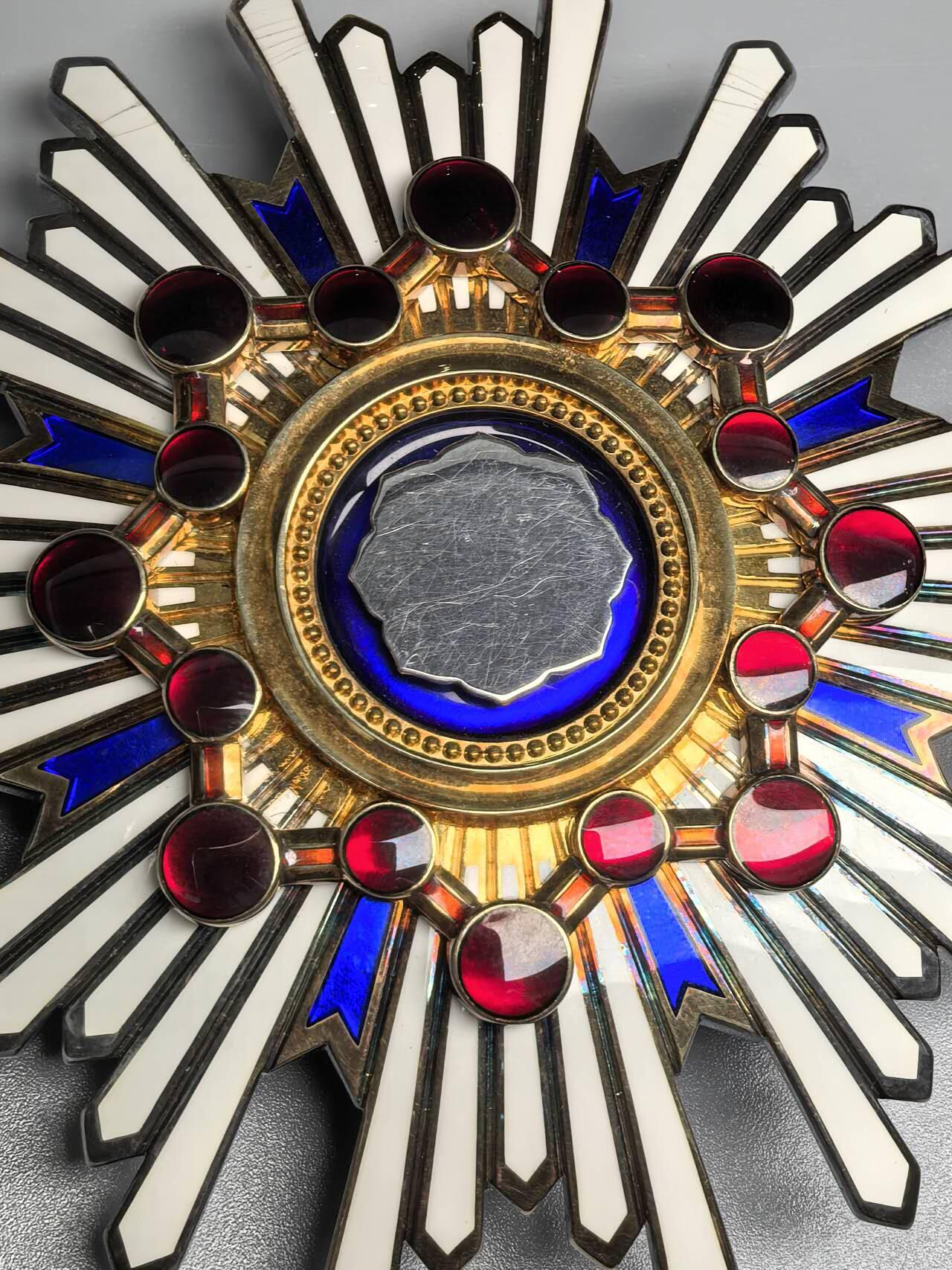 小驴勋章奖章收藏11月8日周六晚6点拍卖（珍爱和平，收藏战争，铭记历史，勿忘国耻，忠党爱国。有偿代拍，送拍规则在简介最后，参拍须阅读规则后再参拍，关系到运费包装发货时效真假辨别等关键信息，拍卖时不再发原图，看大图店主微信码在最后拍品里） 勋二等瑞宝章带盒带略，银质镀金七宝烧