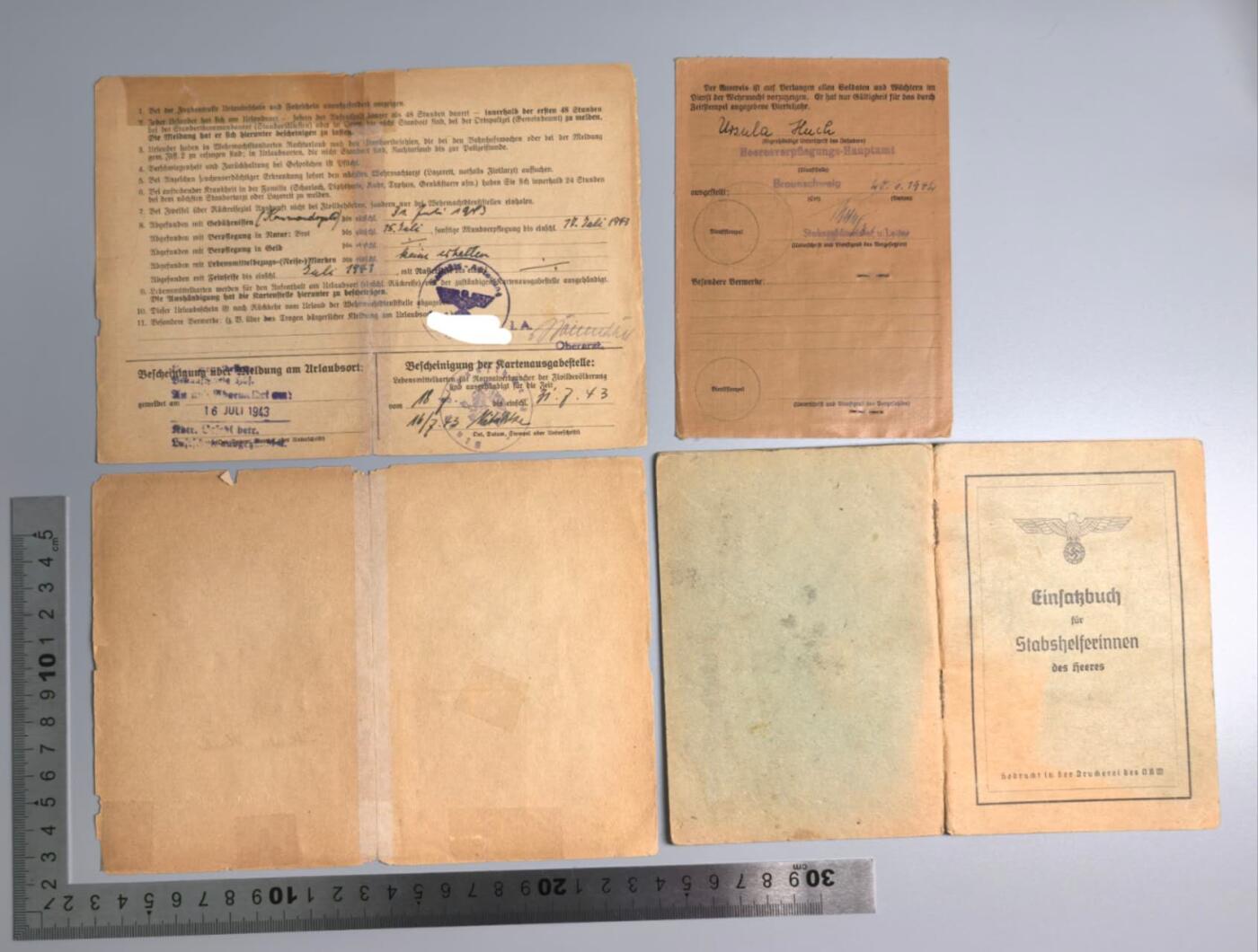 小驴勋章奖章收藏11月8日周六晚6点拍卖（珍爱和平，收藏战争，铭记历史，勿忘国耻，忠党爱国。有偿代拍，送拍规则在简介最后，参拍须阅读规则后再参拍，关系到运费包装发货时效真假辨别等关键信息，拍卖时不再发原图，看大图店主微信码在最后拍品里） 德国陆军女性文职人员的证件，属于乌尔苏拉·胡赫（Ursula Huch），记录了她在波兰卢布林的卫生部门服役的经历，包含战时休假证明、工作身份证、休假申请、陆军女文职人员入伍簿