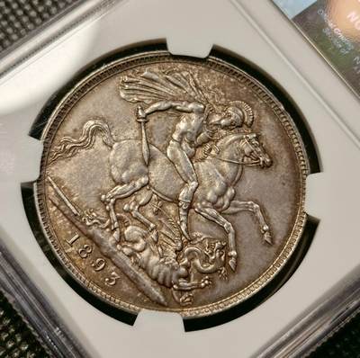 甄臻铺-世界币章拍卖（第38期）立冬小精品场，送拍享返佣金等优惠多多 NGC-MS62 1893年英国维多利亚女王披纱马剑克朗，欧洲老酱彩，高点很好基本看不出磨损，比一些63高点还好