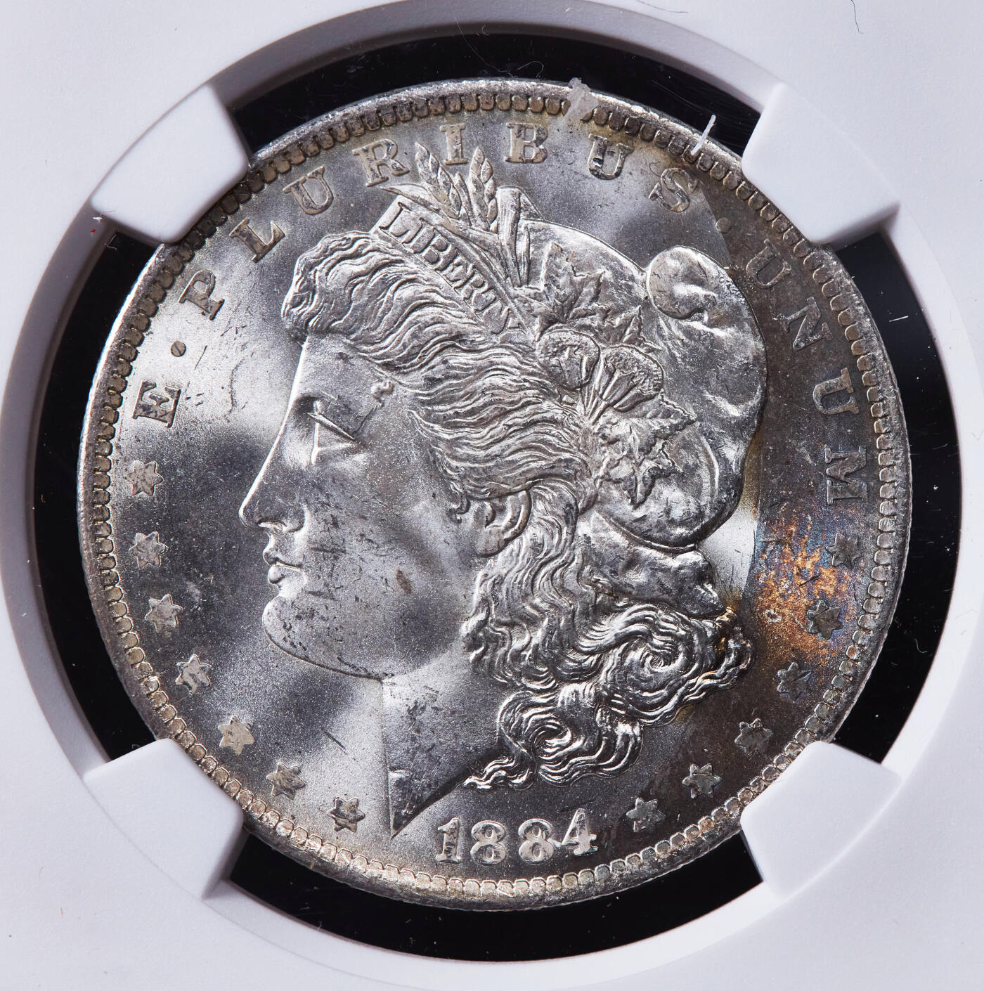 【俄甄集藏】2025年(044)11-12星期三晚 19:30 全场包邮 美国1884年O版摩根1美元大银币，NGC MS64，月牙酱彩环彩，转光品相，少见包浆状态