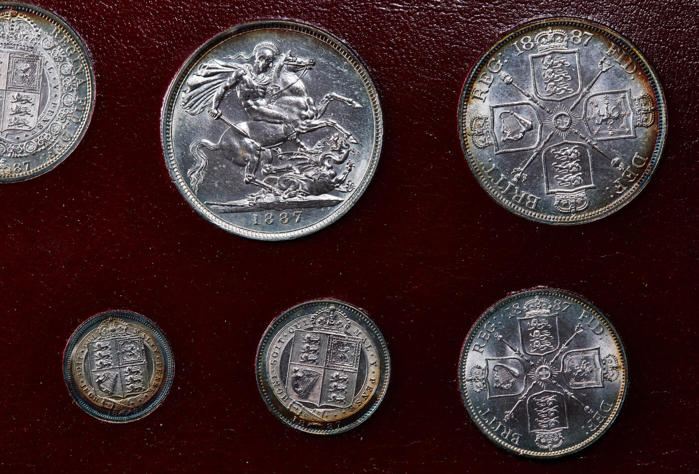 【俄甄集藏】2025年(044)11-12星期三晚 19:30 全场包邮 英国1887年纪念维多利亚登基60周年钻石禧3便士濯足节-1克朗马剑银币7枚一套，盒装，UNC品相，五彩包浆