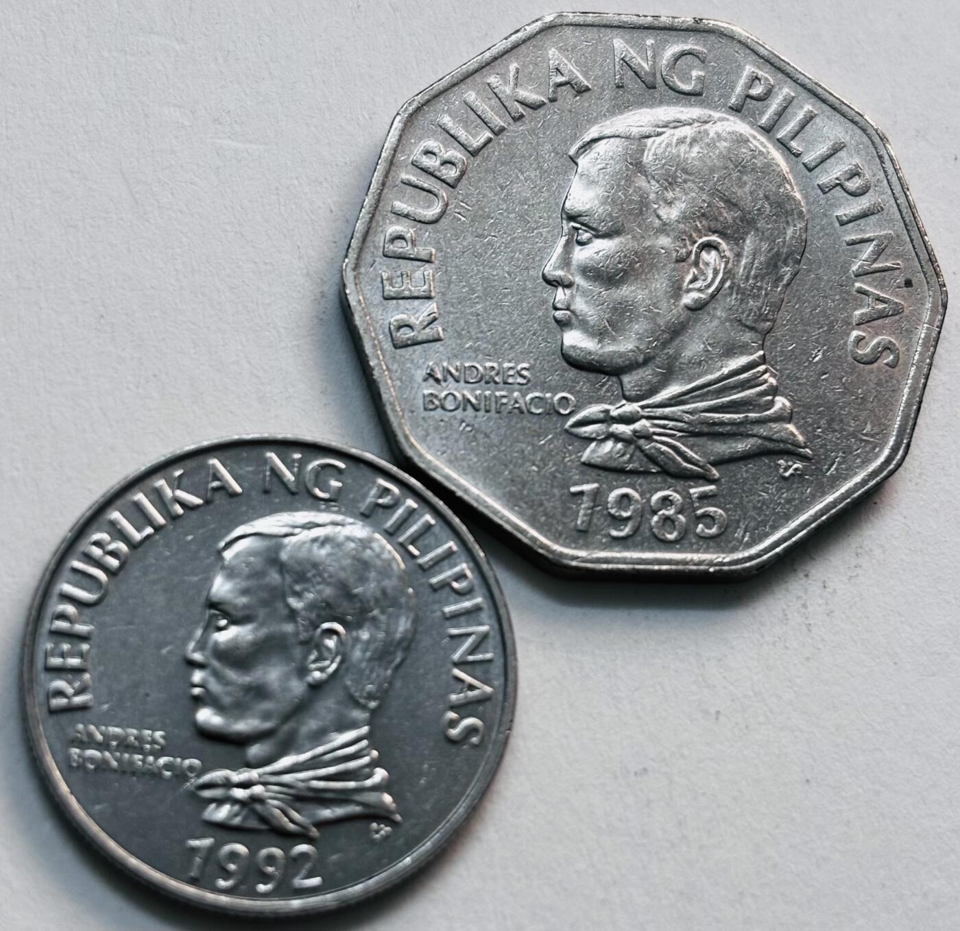 文馨钱币收藏第 279 场，银币，纪念铜章场 长期接收代拍品 美品菲律宾 2 比索 大小版