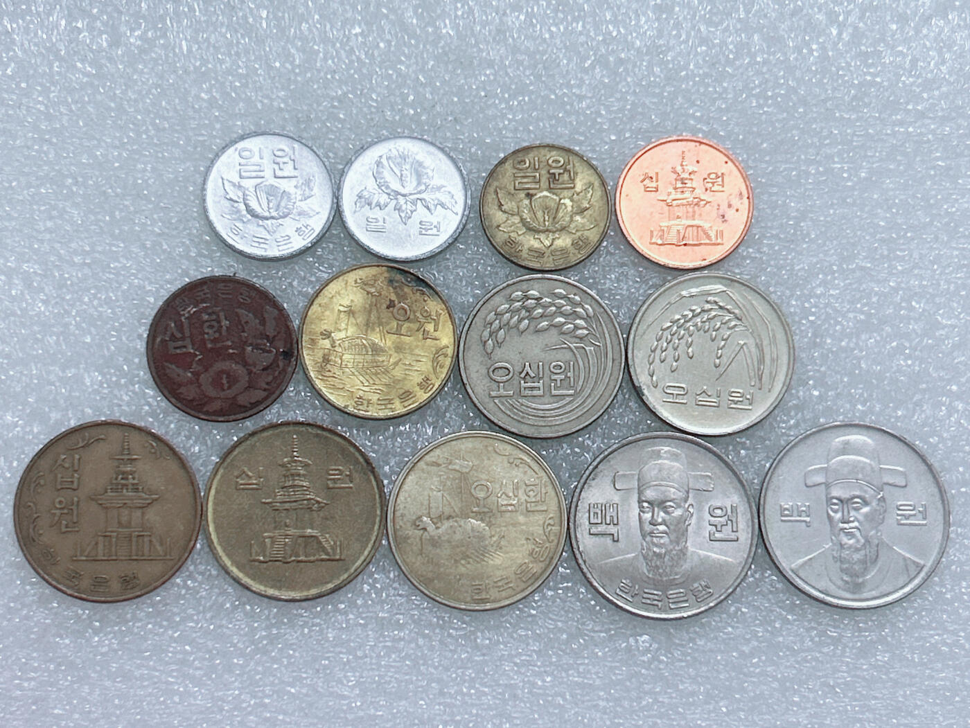 第一海外回流一元起拍收藏 散集专场  第263期 韩国不同版本硬币 13枚