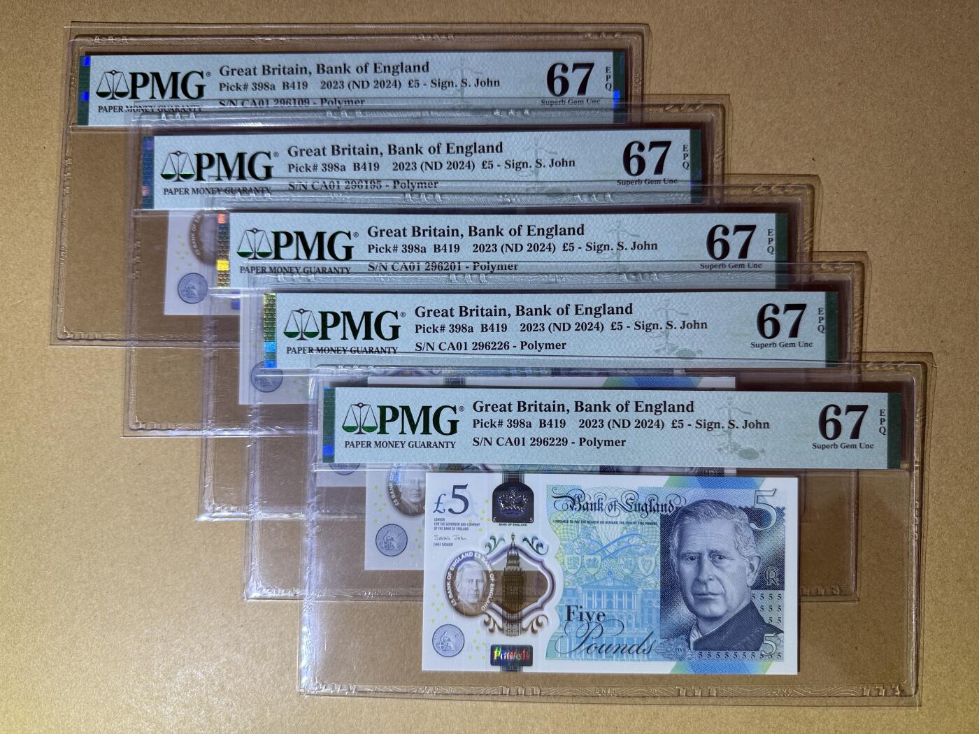 《艾美收藏》第219期-11.9周日外币畅拍场 英格兰5镑5张 PMG67E 2023年塑料钞 CA01冠 全部无347