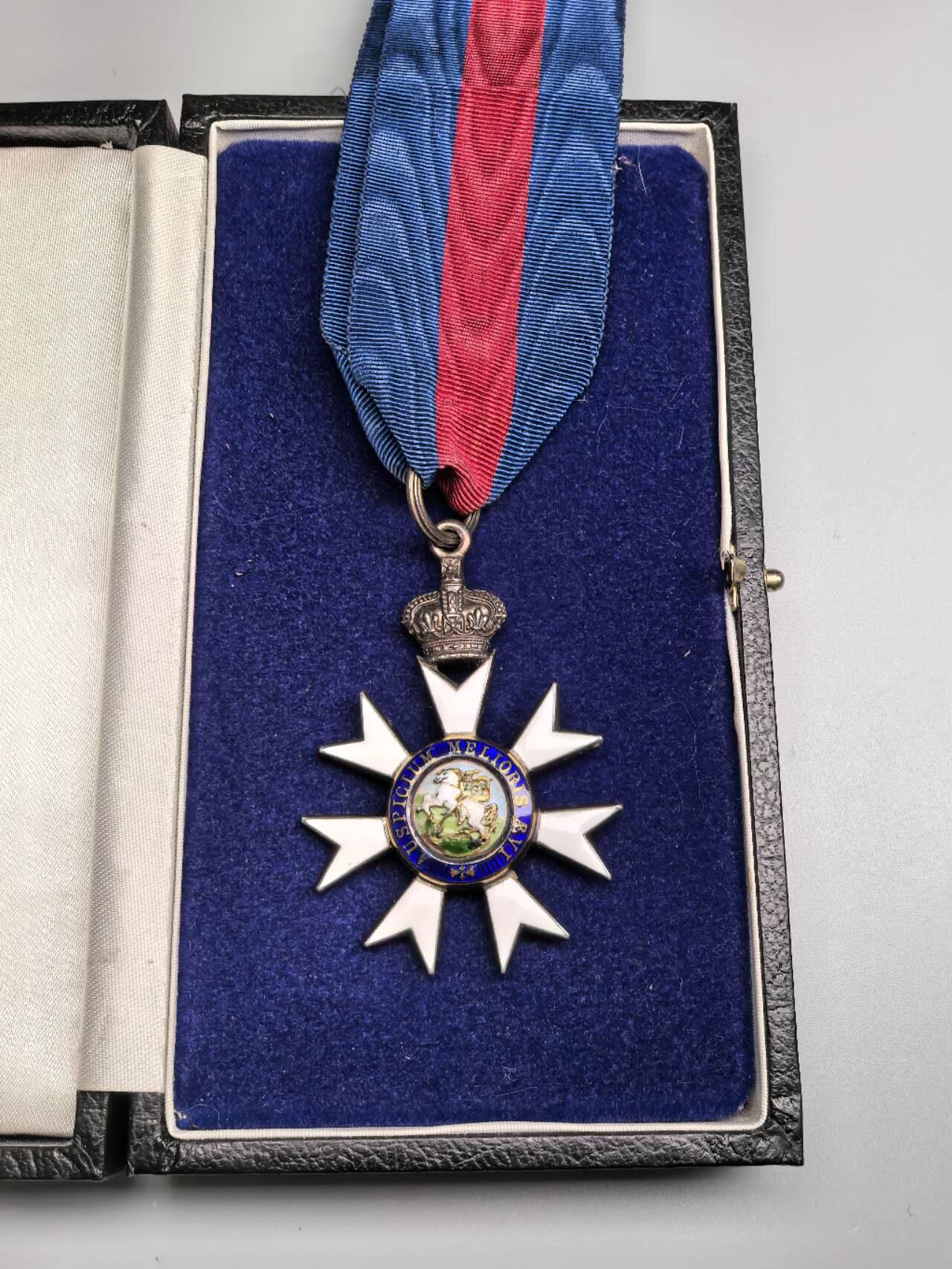 小驴勋章奖章收藏11月8日周六晚6点拍卖（珍爱和平，收藏战争，铭记历史，勿忘国耻，忠党爱国。有偿代拍，送拍规则在简介最后，参拍须阅读规则后再参拍，关系到运费包装发货时效真假辨别等关键信息，拍卖时不再发原图，看大图店主微信码在最后拍品里） 英国三等爵士颈授最卓越的圣米切尔及圣乔治勋章带盒（The Most Distinguished Order of Saint Michael and Saint George），银质镀金珐琅，屠龙屠鬼珐琅是镶嵌在一个类似球状的整体上会同时晃动，屠龙一面白马前后腿有非常小的白色修补痕迹（图中颜色有一定区别可识别），少见