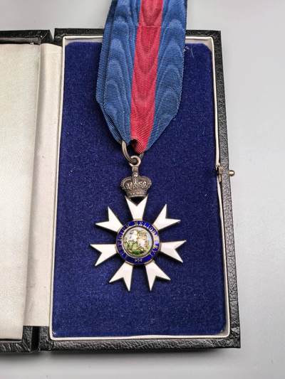 小驴勋章奖章收藏11月8日周六晚6点拍卖（珍爱和平，收藏战争，铭记历史，勿忘国耻，忠党爱国。有偿代拍，送拍规则在简介最后，参拍须阅读规则后再参拍，关系到运费包装发货时效真假辨别等关键信息，拍卖时不再发原图，看大图店主微信码在最后拍品里） - 英国三等爵士颈授最卓越的圣米切尔及圣乔治勋章带盒（The Most Distinguished Order of Saint Michael and Saint George），银质镀金珐琅，屠龙屠鬼珐琅是镶嵌在一个类似球状的整体上会同时晃动，屠龙一面白马前后腿有非常小的白色修补痕迹（图中颜色有一定区别可识别），少见