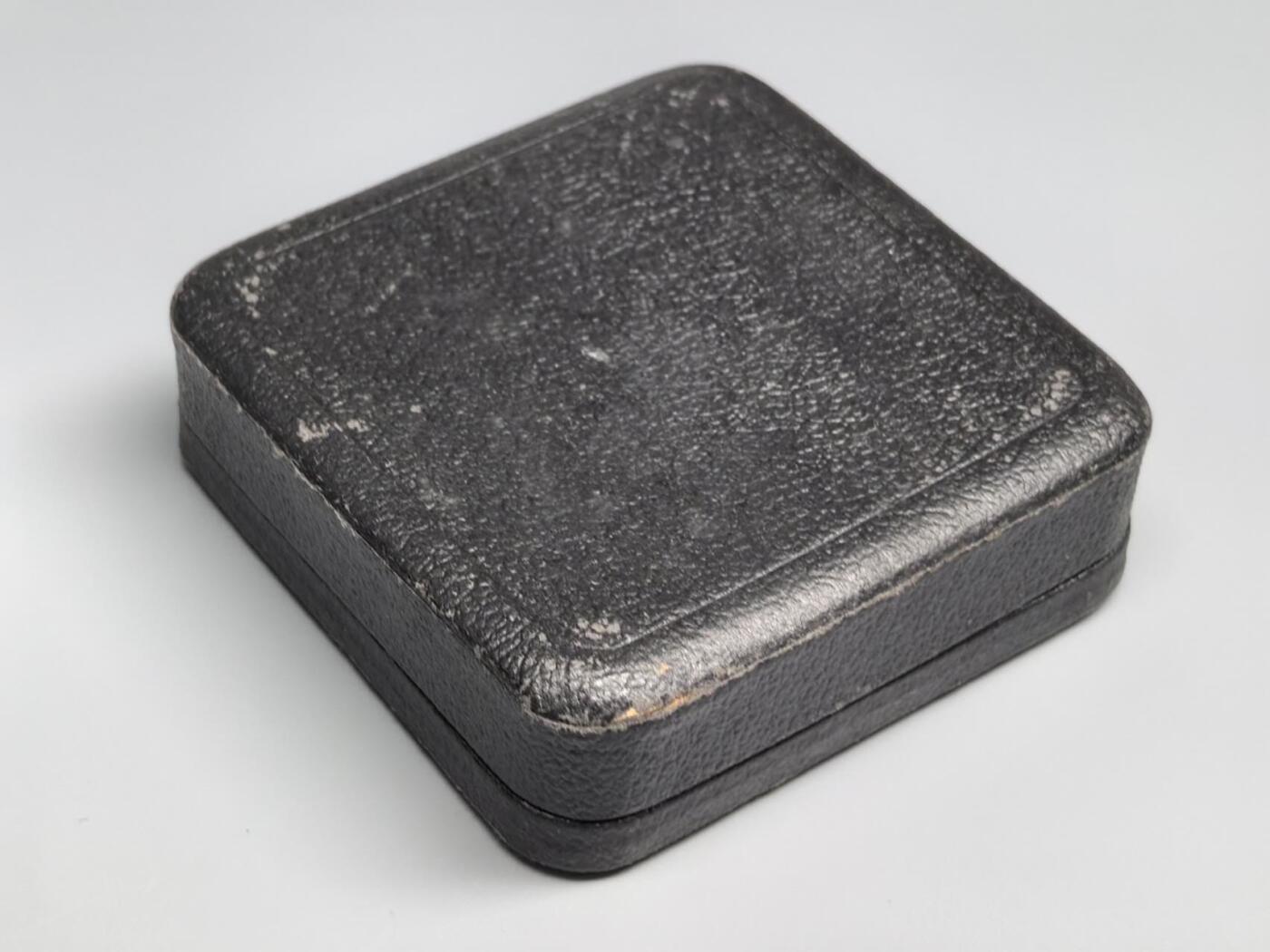 小驴勋章奖章收藏11月8日周六晚6点拍卖（珍爱和平，收藏战争，铭记历史，勿忘国耻，忠党爱国。有偿代拍，送拍规则在简介最后，参拍须阅读规则后再参拍，关系到运费包装发货时效真假辨别等关键信息，拍卖时不再发原图，看大图店主微信码在最后拍品里）