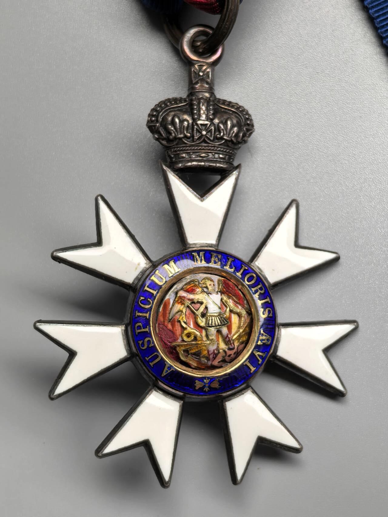 小驴勋章奖章收藏11月8日周六晚6点拍卖（珍爱和平，收藏战争，铭记历史，勿忘国耻，忠党爱国。有偿代拍，送拍规则在简介最后，参拍须阅读规则后再参拍，关系到运费包装发货时效真假辨别等关键信息，拍卖时不再发原图，看大图店主微信码在最后拍品里） 英国三等爵士颈授最卓越的圣米切尔及圣乔治勋章带盒（The Most Distinguished Order of Saint Michael and Saint George），银质镀金珐琅，屠龙屠鬼珐琅是镶嵌在一个类似球状的整体上会同时晃动，屠龙一面白马前后腿有非常小的白色修补痕迹（图中颜色有一定区别可识别），少见