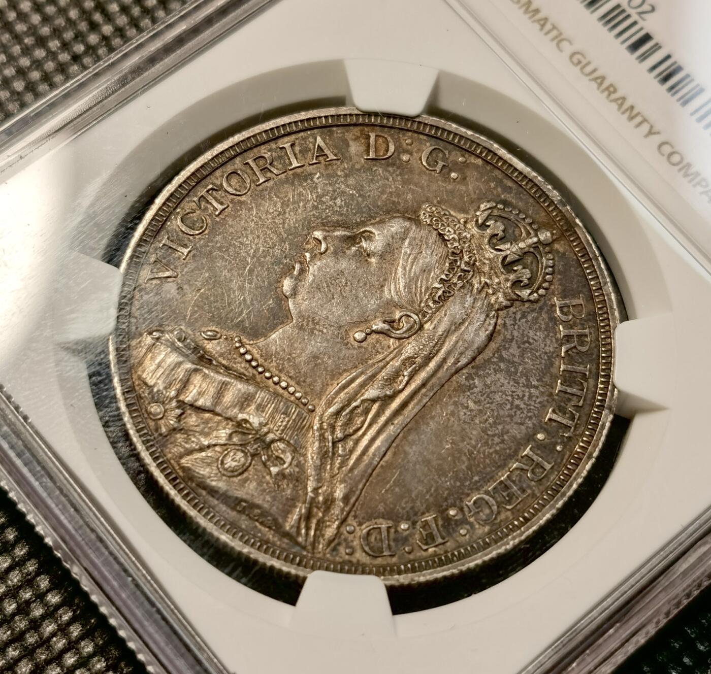 甄臻铺-世界币章拍卖（第38期）立冬小精品场，送拍享返佣金等优惠多多 NGC-AU55 1887年英国高冠马剑，包浆很炫很厚，影响评分了