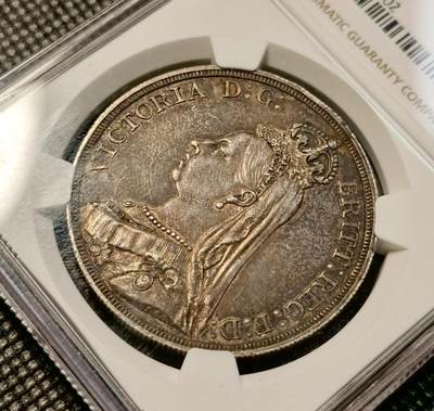 甄臻铺-世界币章拍卖（第38期）立冬小精品场，送拍享返佣金等优惠多多 NGC-AU55 1887年英国维多利亚女王高冠马剑克朗大银币 有点镜面的底板 最近上海ngc严评了 裸币成本1700