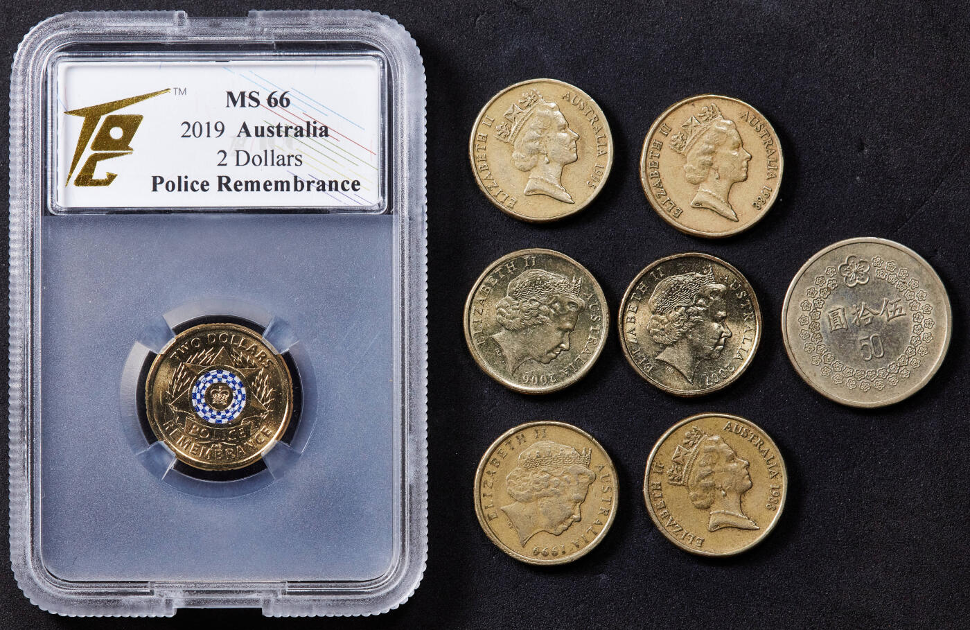 【俄甄集藏】2025年(044)11-12星期三晚 19:30 全场包邮 澳大利亚2019年阵亡警察纪念日彩绘2元纪念币，TQG MS66；澳大利亚1988-2007年原住民2元铜币6枚；中国台湾1992年50元铜币，共8枚一组