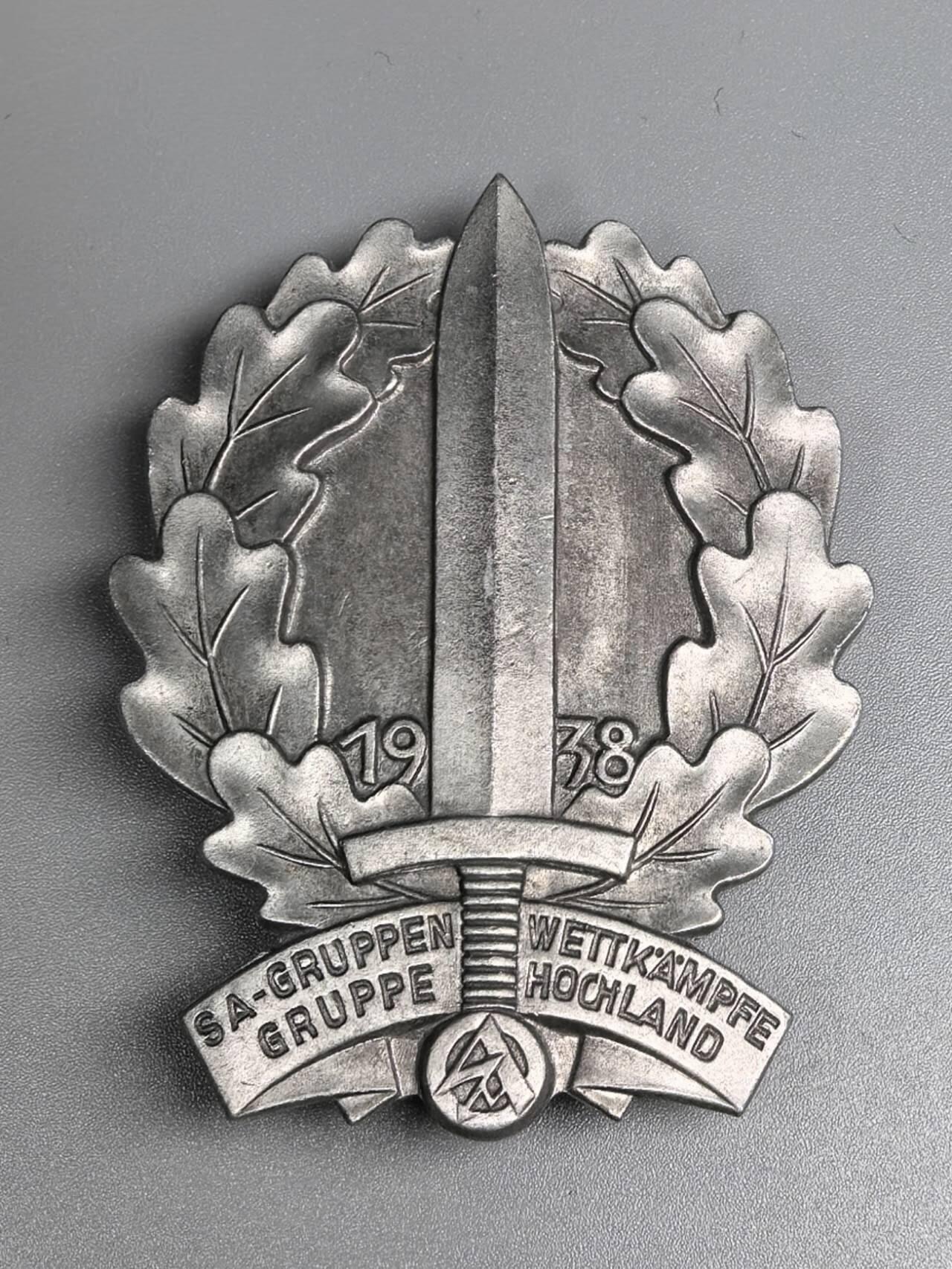 小驴勋章奖章收藏11月8日周六晚6点拍卖（珍爱和平，收藏战争，铭记历史，勿忘国耻，忠党爱国。有偿代拍，送拍规则在简介最后，参拍须阅读规则后再参拍，关系到运费包装发货时效真假辨别等关键信息，拍卖时不再发原图，看大图店主微信码在最后拍品里） 德国38年SA集会徽章，铝合金，背打标