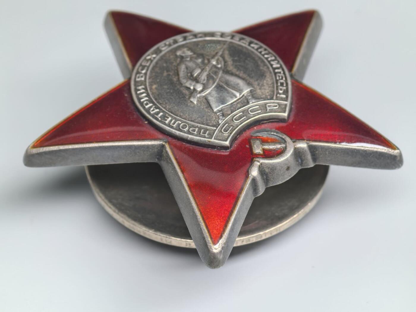 小驴勋章奖章收藏11月8日周六晚6点拍卖（珍爱和平，收藏战争，铭记历史，勿忘国耻，忠党爱国。有偿代拍，送拍规则在简介最后，参拍须阅读规则后再参拍，关系到运费包装发货时效真假辨别等关键信息，拍卖时不再发原图，看大图店主微信码在最后拍品里）