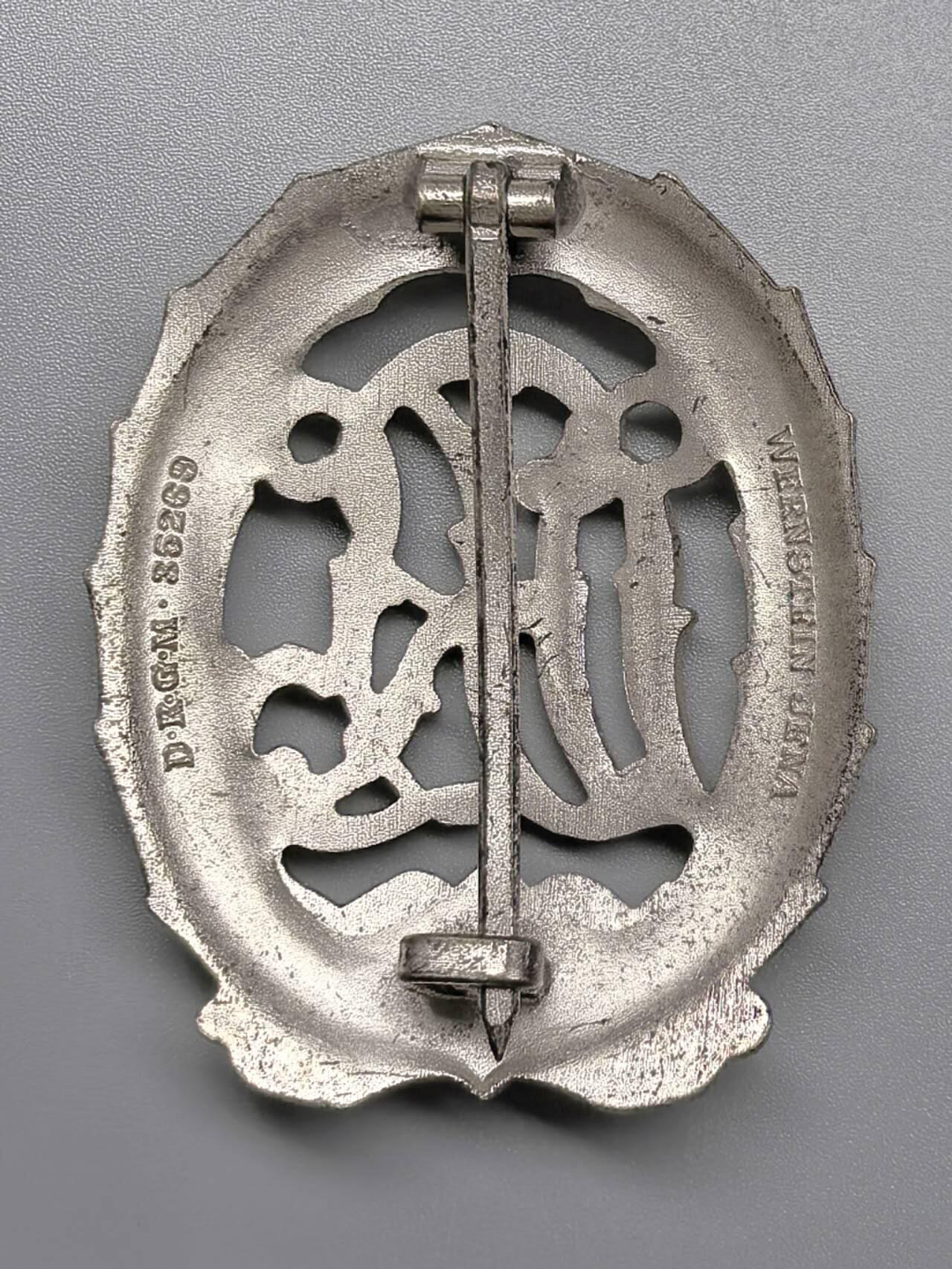 小驴勋章奖章收藏11月8日周六晚6点拍卖（珍爱和平，收藏战争，铭记历史，勿忘国耻，忠党爱国。有偿代拍，送拍规则在简介最后，参拍须阅读规则后再参拍，关系到运费包装发货时效真假辨别等关键信息，拍卖时不再发原图，看大图店主微信码在最后拍品里）