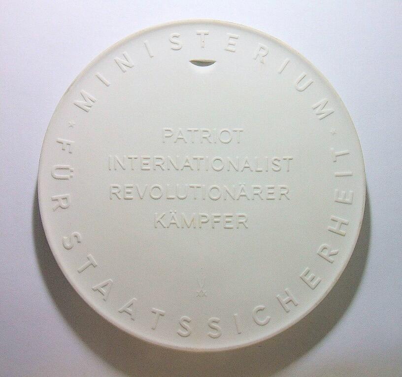 【旋风钱币】11月15日19:00准时开拍 精美欧洲币章、银币银章、第三帝国钱币等 全场包邮！ 【艺术】德国艺术大章 共产党领导人舒尔茨高浮雕超巨型白色陶章 165MM 438克