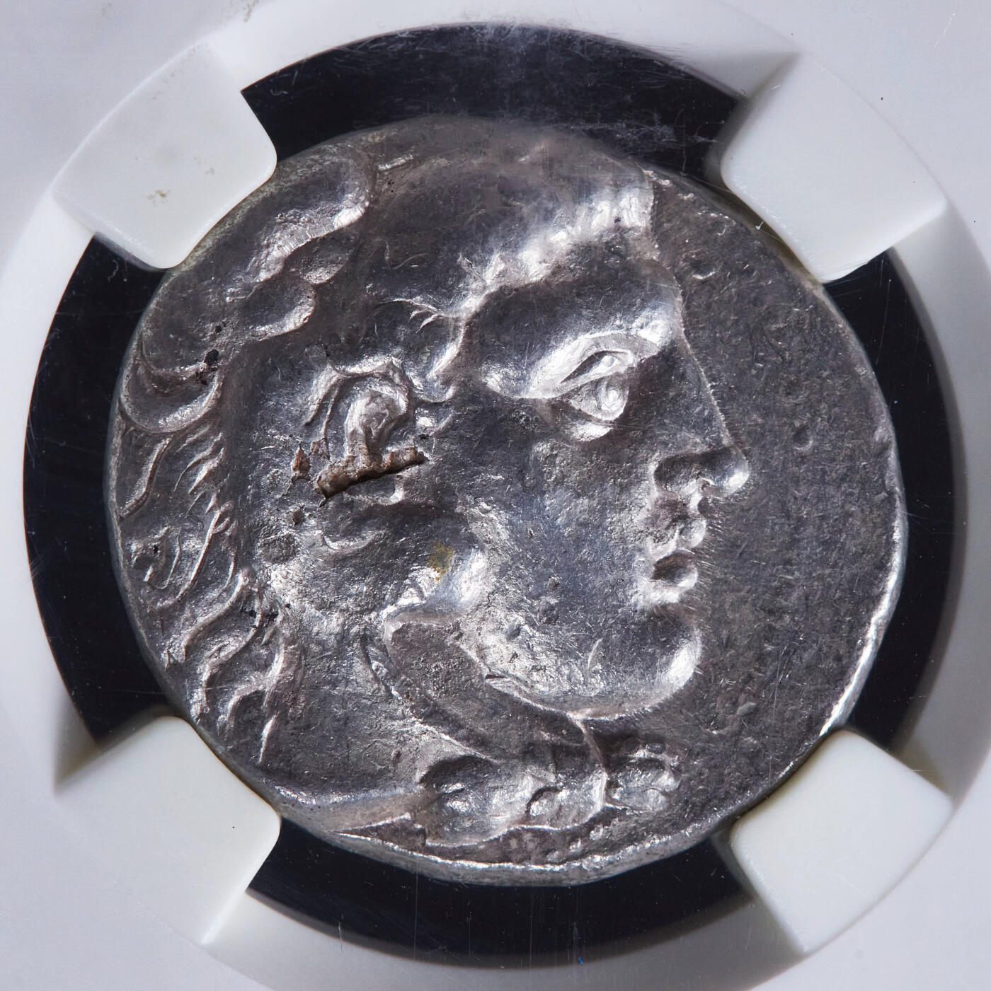 【俄甄集藏】2025年(044)11-12星期三晚 19:30 全场包邮 古希腊马其顿王国公元前356年—前323年6月亚历山大大帝大力神4德拉克马胜利女神银币，NGC ChVF，塔索斯城打制，正面大力神赫拉克勒斯狮皮盔面右像，背面宙斯托鹰面左坐像，左下胜利女神耐克向宙斯手举花环，该枚属于大力神稀有版式，味道佳