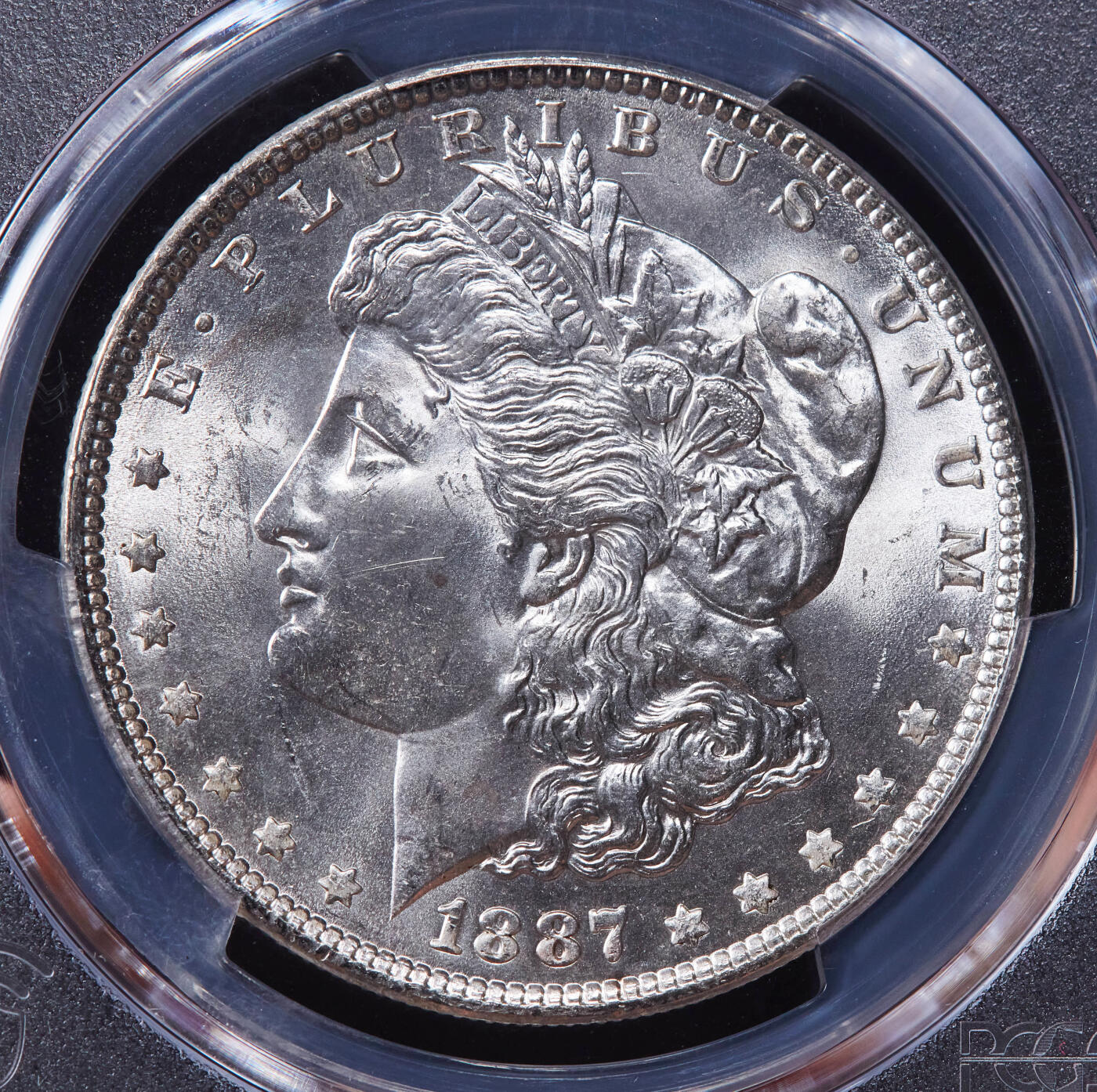 【俄甄集藏】2025年(044)11-12星期三晚 19:30 全场包邮 美国1887年摩根1美元大银币，PCGS MS64，车轮转光