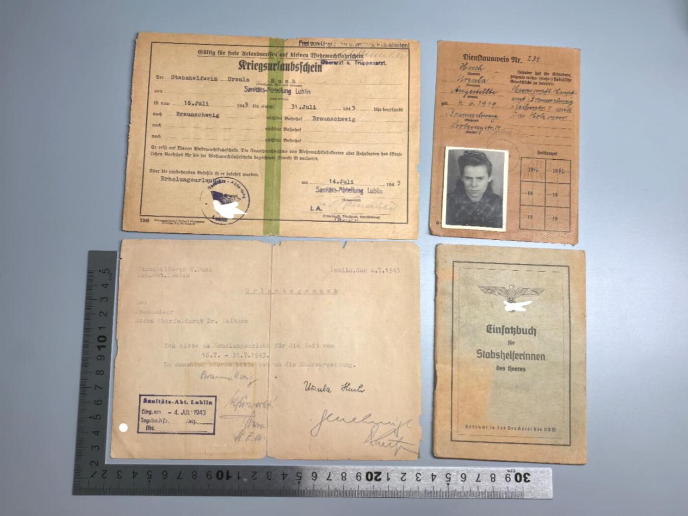 小驴勋章奖章收藏11月8日周六晚6点拍卖（珍爱和平，收藏战争，铭记历史，勿忘国耻，忠党爱国。有偿代拍，送拍规则在简介最后，参拍须阅读规则后再参拍，关系到运费包装发货时效真假辨别等关键信息，拍卖时不再发原图，看大图店主微信码在最后拍品里） 德国陆军女性文职人员的证件，属于乌尔苏拉·胡赫（Ursula Huch），记录了她在波兰卢布林的卫生部门服役的经历，包含战时休假证明、工作身份证、休假申请、陆军女文职人员入伍簿
