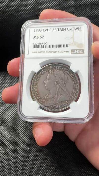 甄臻铺-世界币章拍卖（第38期）立冬小精品场，送拍享返佣金等优惠多多 NGC-MS62 1893年英国维多利亚女王披纱马剑克朗，欧洲老酱彩，高点很好基本看不出磨损，比一些63高点还好