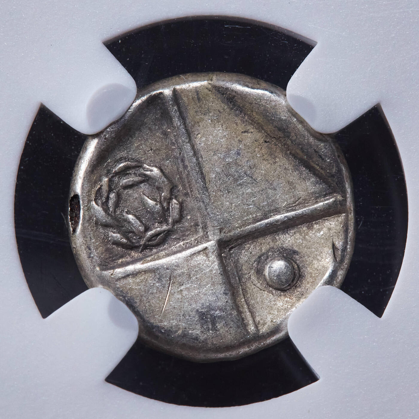 【俄甄集藏】2025年(044)11-12星期三晚 19:30 全场包邮 古希腊色雷斯切尔松尼索斯城邦公元前4世纪回首狮1德拉克马古代老假Fourrée银皮铜芯币，NGC ChVF，正面是回首狮子图案，背面为四格戳记内月桂环，整体银皮保存不错，回首狮少见的老假品种，直径13mm