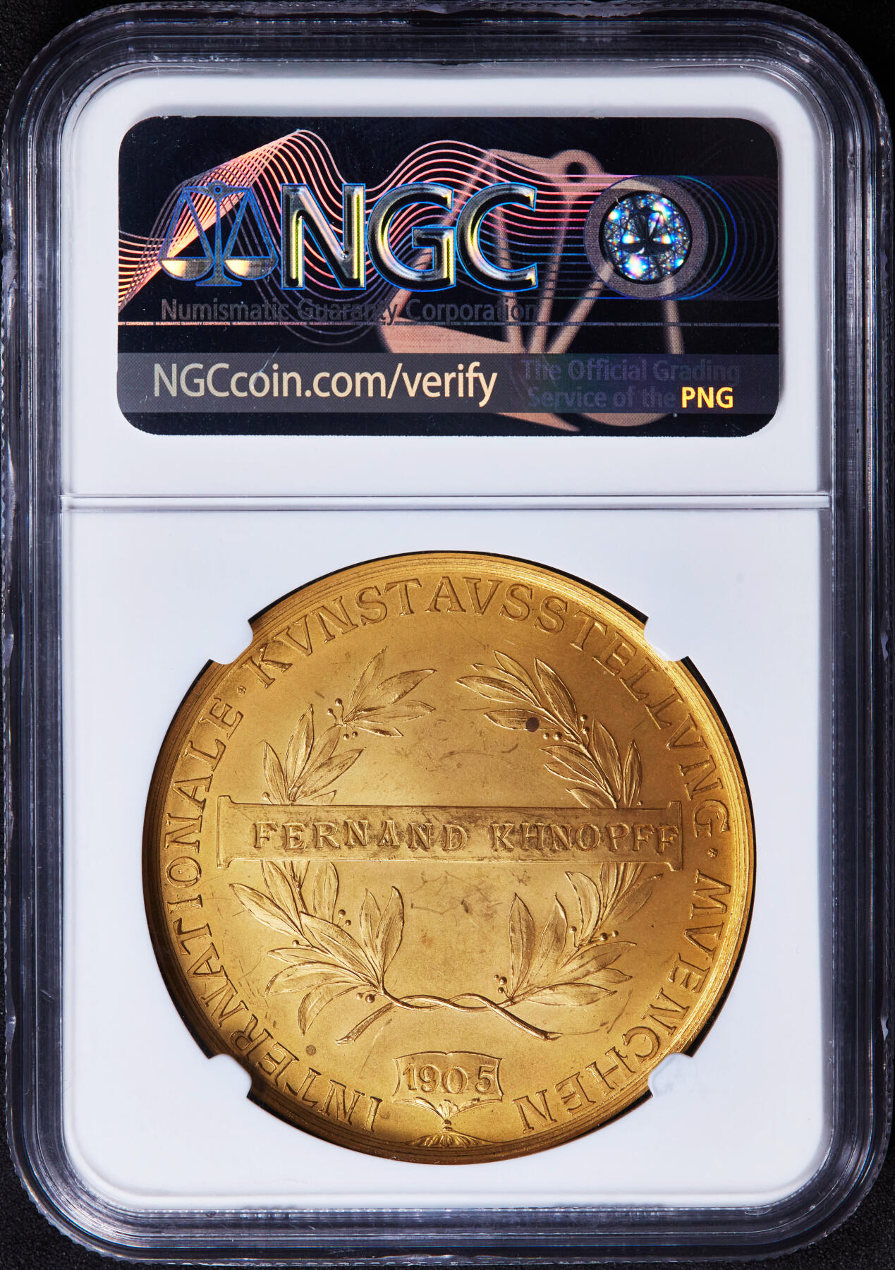 【俄甄集藏】2025年(044)11-12星期三晚 19:30 全场包邮 德国巴伐利亚1905年雅典娜坐像慕尼黑艺术合作社金质奖章，NGC MS64，雕刻家A·博尔舍作品，正面希腊神话智慧女神雅典娜戎装像，伸手触碰象征“艺术与和平”的橄榄树，背面橄榄枝环绕的铭牌上刻有获奖者姓名“费南德·赫诺夫”，外圈文字为慕尼黑国际艺术展，重37.97克，稀有品种