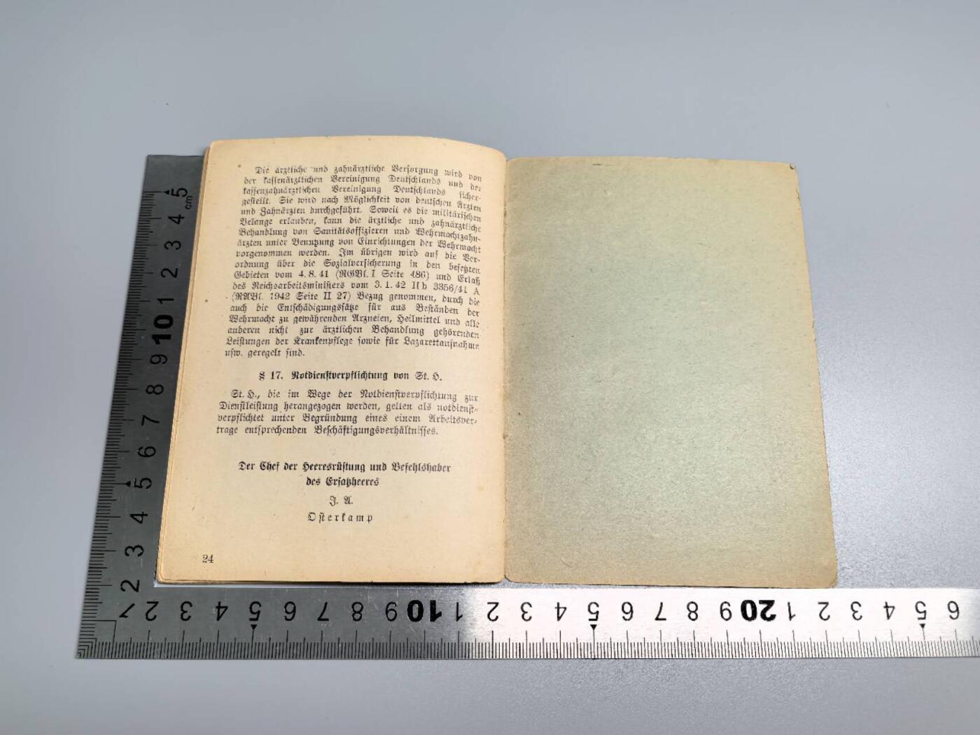小驴勋章奖章收藏11月8日周六晚6点拍卖（珍爱和平，收藏战争，铭记历史，勿忘国耻，忠党爱国。有偿代拍，送拍规则在简介最后，参拍须阅读规则后再参拍，关系到运费包装发货时效真假辨别等关键信息，拍卖时不再发原图，看大图店主微信码在最后拍品里） 德国陆军女性文职人员的证件，属于乌尔苏拉·胡赫（Ursula Huch），记录了她在波兰卢布林的卫生部门服役的经历，包含战时休假证明、工作身份证、休假申请、陆军女文职人员入伍簿