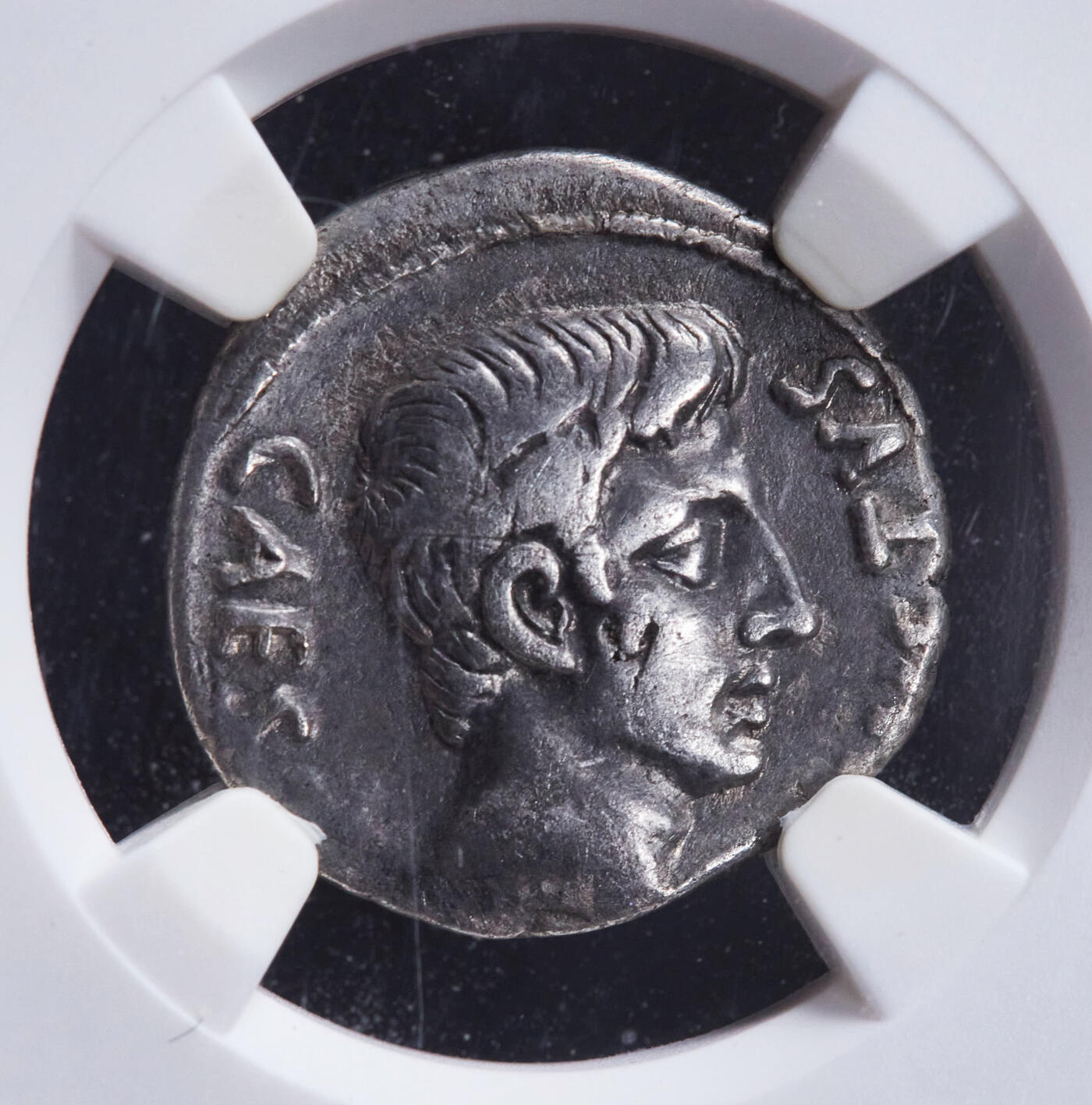 【俄甄集藏】2025年(044)11-12星期三晚 19:30 全场包邮 古罗马帝国公元前18年盖维斯·屋大维·奥古斯都1狄纳里狮子捕鹿银币，NGC ChF，制币官M.Durmius发行，正面奥古斯都无冠冕面右像。，币文“凯撒·奥古斯都”；背面狮子扑咬向左奔跑的雄鹿，币文为三位制币官名，稀有品种，直径18mm