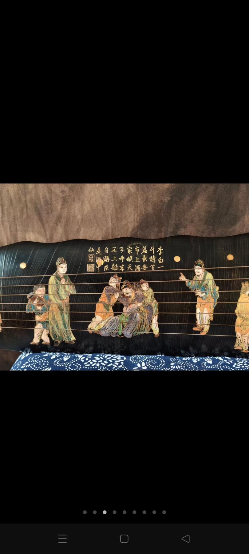 “与可清玩”款“香林八节”落霞式古琴 漆器彩绘人物故事纹饰，通长:120cm.肩宽:18.5cm.尾宽:13.5cm. 款识： 1、钤印“与可清玩” 2、钤印“惩躁雪烦” 3、“泉鸣”癸未（1883 年）夏为白云上人正之，麐。钤印“青宫少保” 4、河渭之水多土，其声厚以沉。江汉之水多石，其声激而清。香林八节，是谓天地之中,山水之阴。 5、庚申（1920 年）秋九月新安汪蜷翁剖修。钤印“惕予”