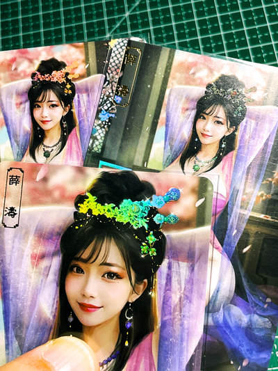 显眼宝36期 11月12日晚21:50截拍 佣金1起 可寄存～ - 卡将卡牌 欲女传 薛涛 笑容很美 三渐变三张 彩闪卡 63*88