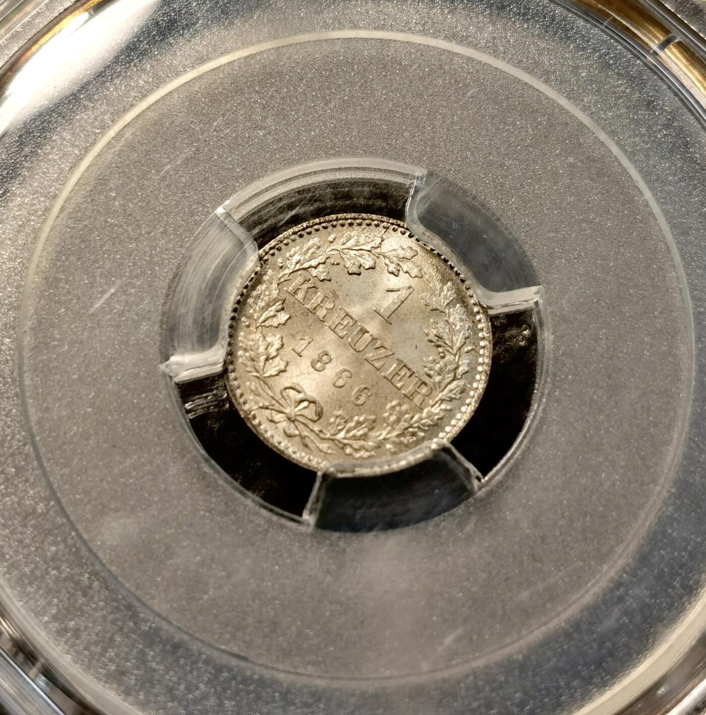 甄臻铺-世界币章拍卖（第38期）立冬小精品场，送拍享返佣金等优惠多多 NGC MS67 1866年德国法兰克福1克鲁泽银币。非常难得的高分，法兰克福经典双鹰徽章，底板如丝绸般细腻有光泽。无瑕疵的一枚精品。