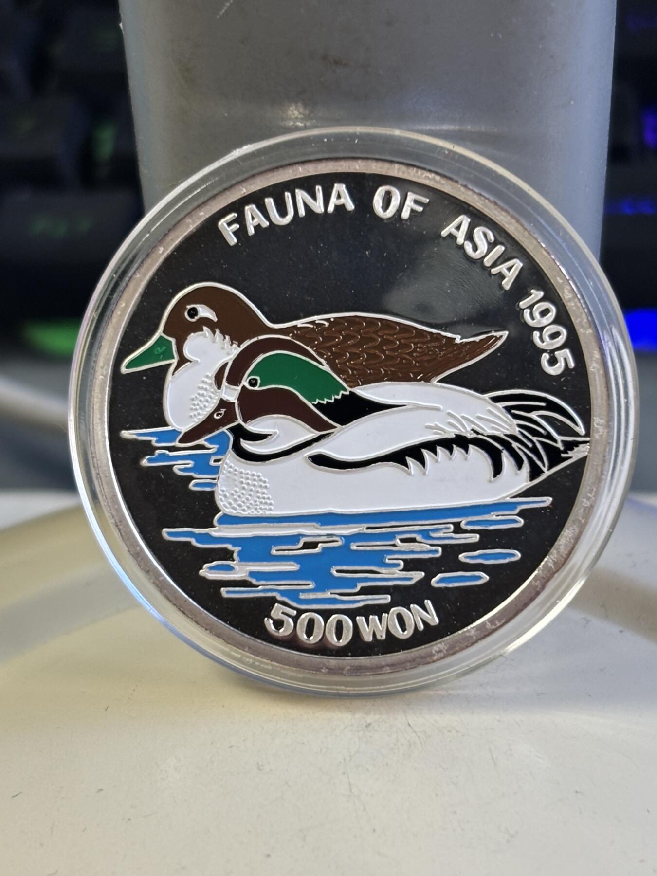 第181期拍卖 朝鲜1995年鸳鸯1盎司精制纪念彩色银币，999银,有氧化，