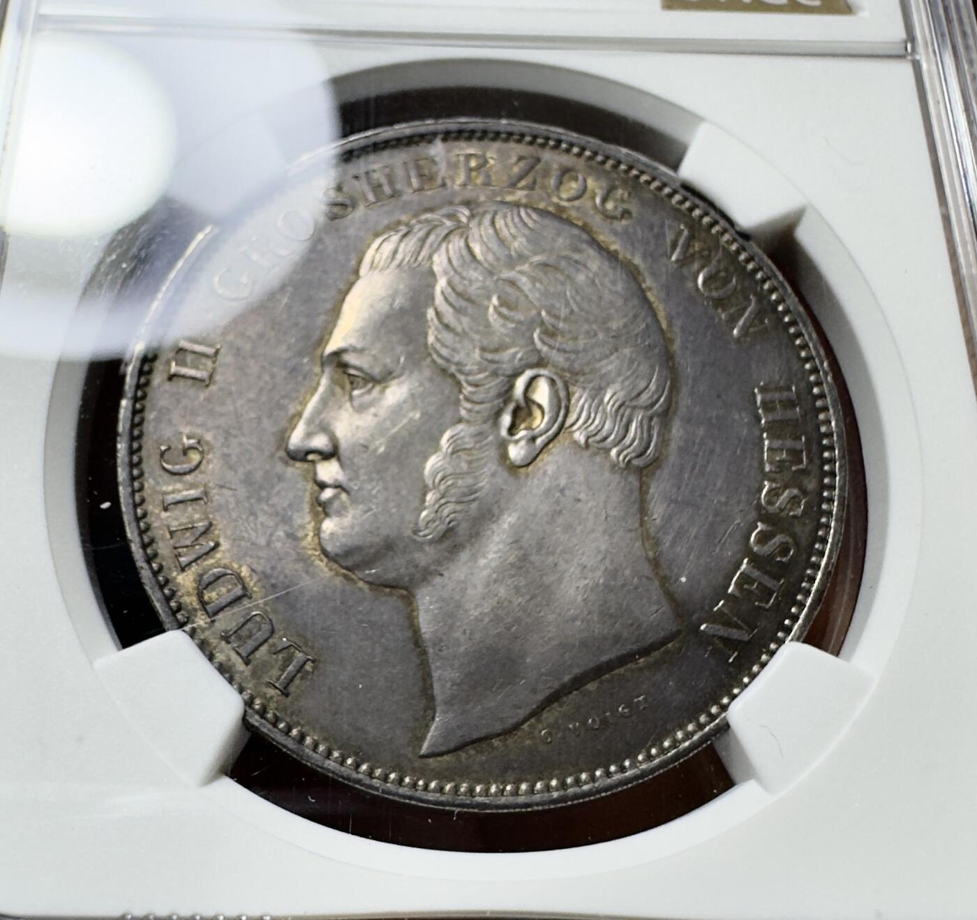 甄臻铺-世界币章拍卖（第38期）立冬小精品场，送拍享返佣金等优惠多多 NGC-UNCD 1833年黑森·达姆施塔特 路德维希二世泰勒银币 老包浆好状态 十字转光非常少见的品种 国内没有成交记录 外拍也寥寥无几 