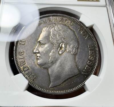 甄臻铺-世界币章拍卖（第38期）立冬小精品场，送拍享返佣金等优惠多多 NGC-UNCD 1833年黑森·达姆施塔特 路德维希二世泰勒银币 老包浆好状态 十字转光非常少见的品种 国内没有成交记录 外拍也寥寥无几 