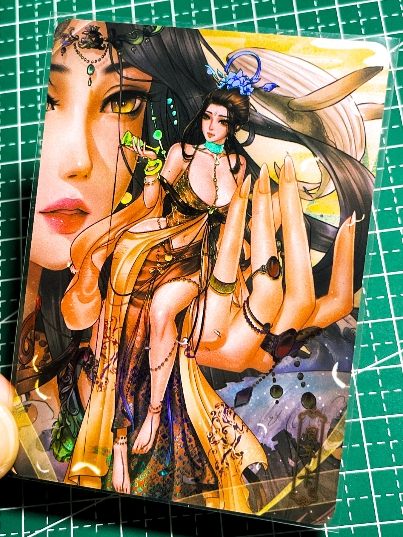 显眼宝36期 11月12日晚21:50截拍 佣金1起 可寄存～ 回血哥难得好卡 周年卡 指如削葱根  口如含朱丹 宝石效果不错 三渐变 三张 63*88 金彩卡