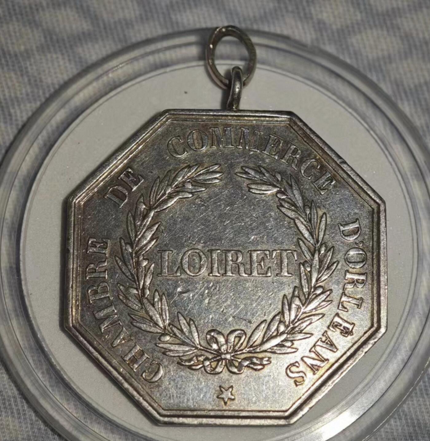 墨丘利八角银章，银质代币，手指边铭，被改成独特的吊坠，重量16+克，直径31.5毫米。挺特别的设计，喜欢的朋友不要错过，